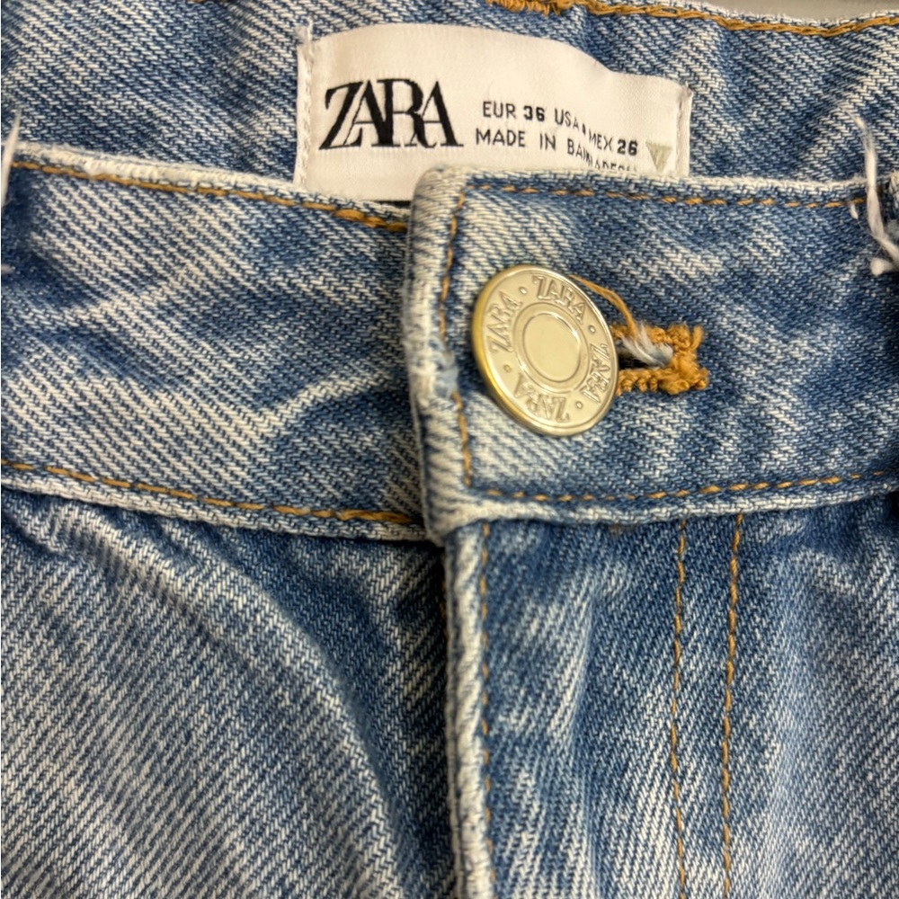 Zara Denim Jeans, Light Wash,  Relaxed, Factory Distressed, High Wasted, US 4 - Picture 3 of 5